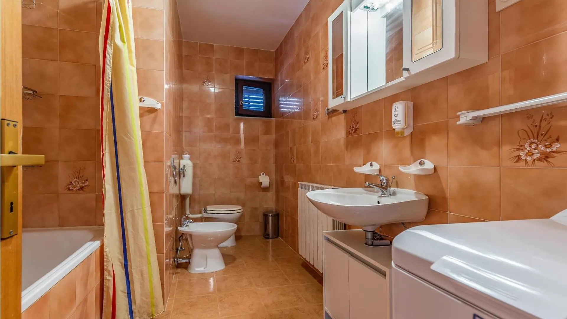 3 Bedroom Stunning Apartment In Rovinj 0*,